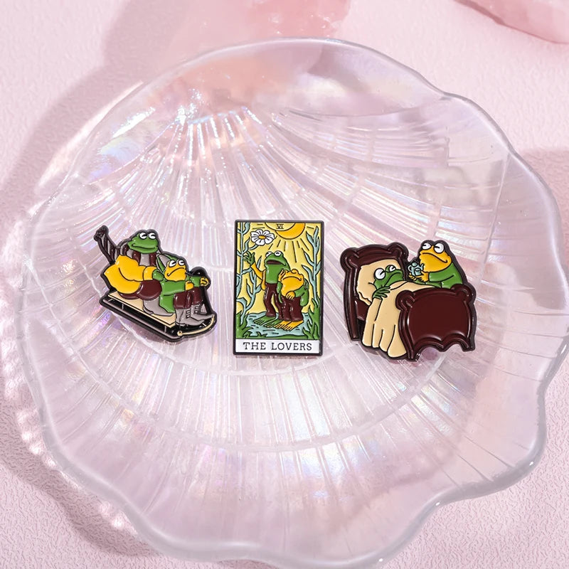 Frog and Toad Enamel Pins Couple Skiing by Boat Park Dating Brooches Lapel Badges Cartoon Animal Jewelry Gift for Lover Friends